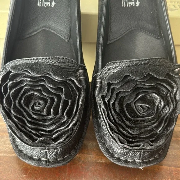 L’Artiste by Spring Step Women's Dezi Flat black leather slip on shoe si… - Picture 4 of 8